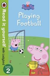 Peppa Pig: Playing Football - Read It Yourself with Ladybird Level 2 (Ciltli)