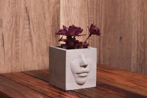 HK Dekor Yüz Silüetli Kare Beton Saksı - Halkkitabevi