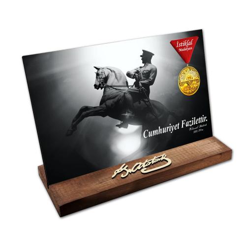 Masaüstü Ahşap Tablo - Atatürk İmzalı ve Resimli Model 4