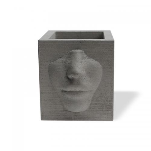 Yüz Kabartmalı Kare Beton Saksı - Halkkitabevi