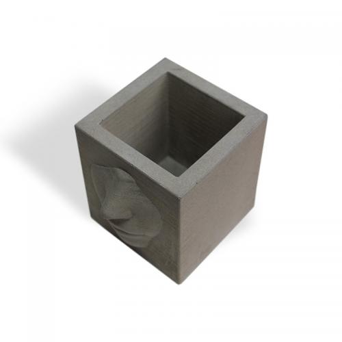Yüz Kabartmalı Kare Beton Saksı - Halkkitabevi